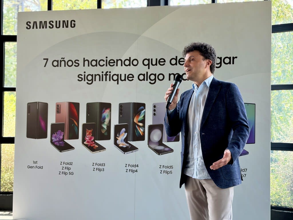 David Alonso, VP de Samsung España, posa con un teléfono plegable.