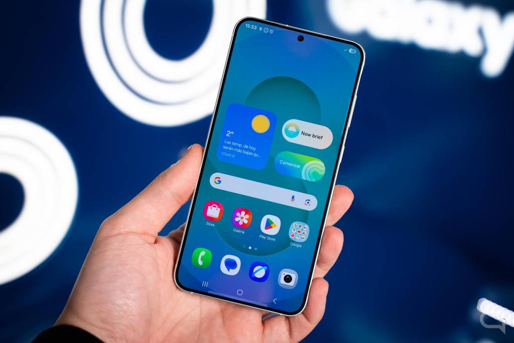 Imagen conceptual de un smartphone Samsung con un icono de aplicación desvaneciéndose y un icono de nube de datos emergente, simbolizando la migración y el cierre de servicios.