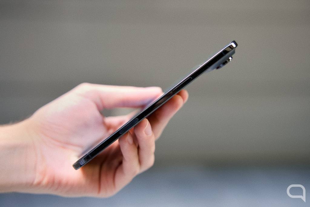 Un render conceptual de un futuro iPhone con un diseño ultra delgado y elegante, mostrando su perfil lateral.