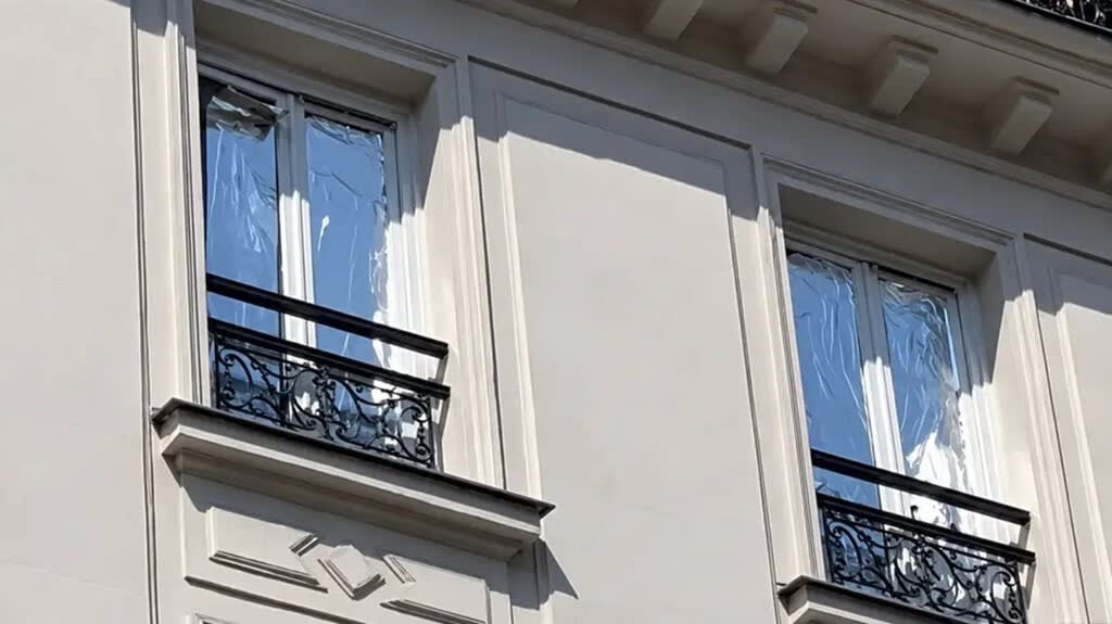 Una ventana de un apartamento en Francia cubierta con papel de aluminio para reflejar el sol durante una ola de calor.