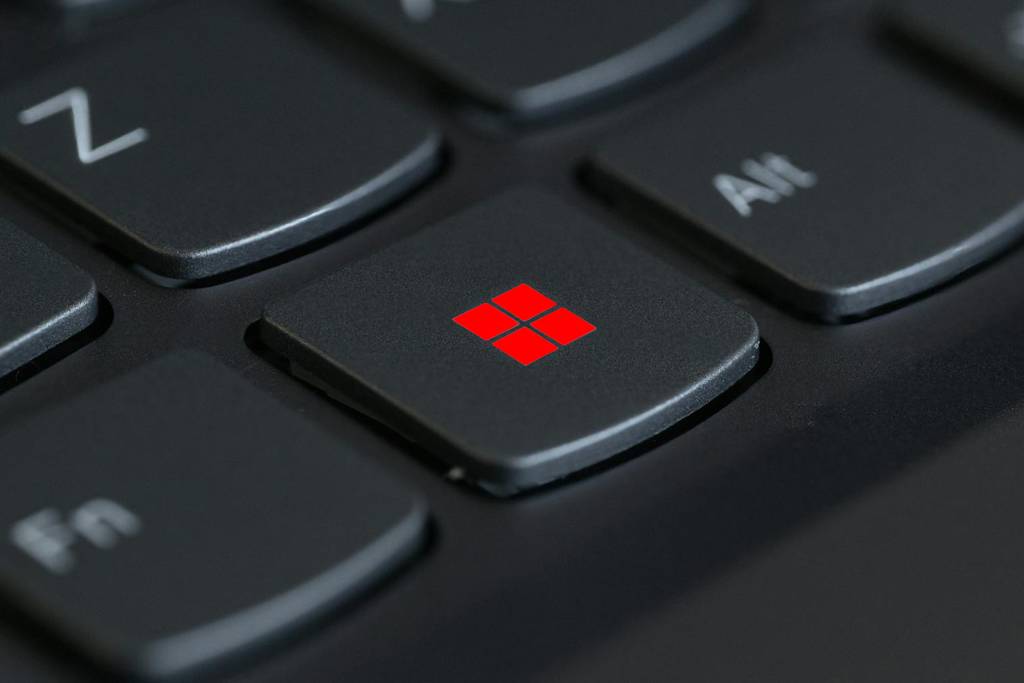 Pantalla de ordenador mostrando el logo de Windows 11 con elementos gráficos abstractos de inteligencia artificial integrados.