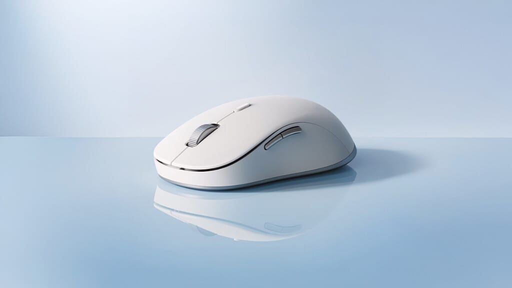 Xiaomi Wireless Mouse Pro 4 sobre una superficie de cristal transparente, mostrando su sensor omnidireccional.