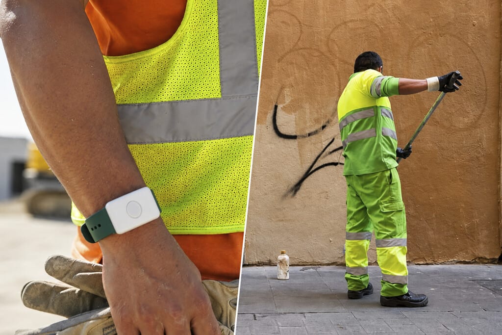 Un trabajador municipal con una pulsera térmica en la muñeca, trabajando en una calle soleada de Barcelona.