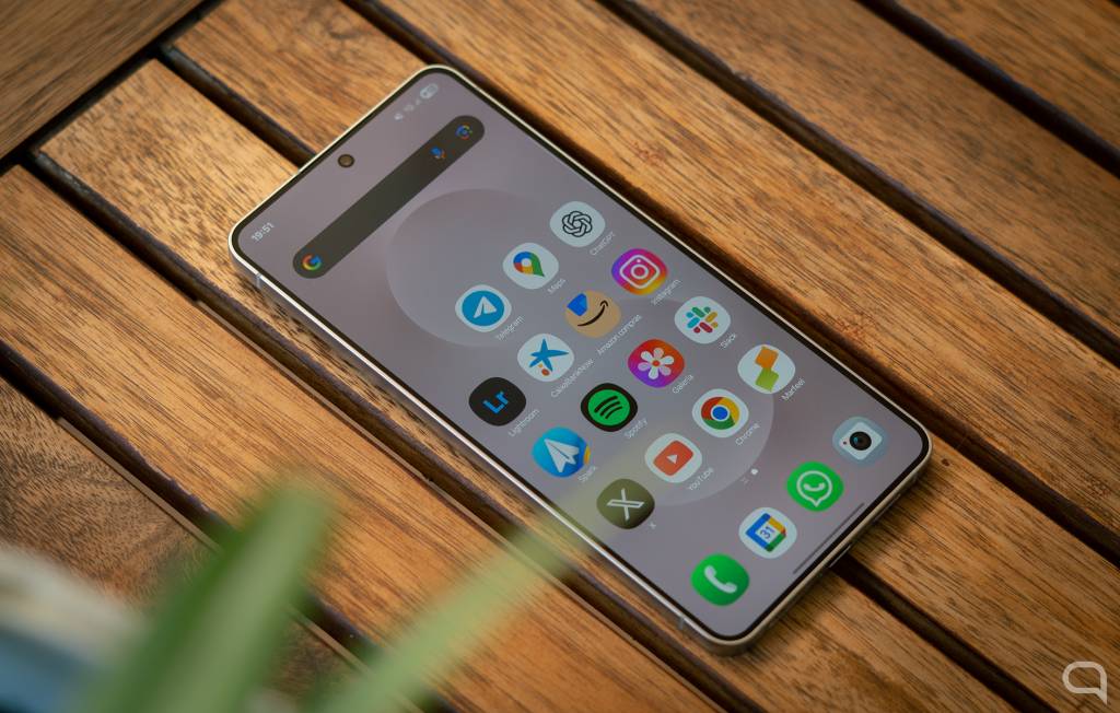 Fotografía de un smartphone Samsung moderno mostrando notificaciones de actualización de software en pantalla, con un fondo tecnológico difuminado.