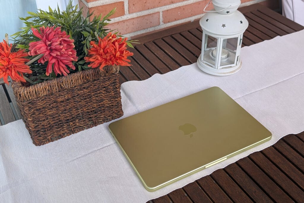 MacBook Neo en oferta sobre un escritorio limpio con elementos de estudio.