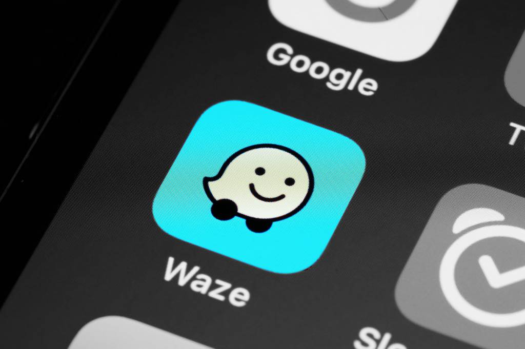 Interfaz de Waze mostrando una ruta optimizada con iconos de inteligencia artificial flotando alrededor