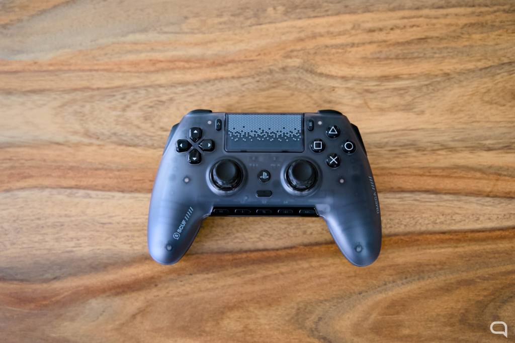 Un jugador utilizando un mando SCUF Omega en un entorno de juego con iluminación tenue y profesional.