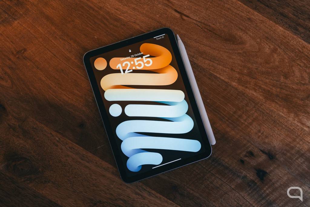 Render conceptual de un iPad mini con pantalla OLED brillante, mostrando un diseño minimalista y moderno.