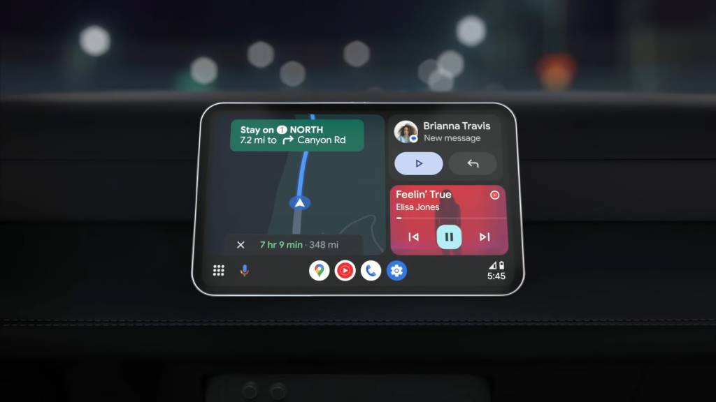 Pantalla de Android Auto mostrando la interfaz de Google Maps con indicaciones de navegación.