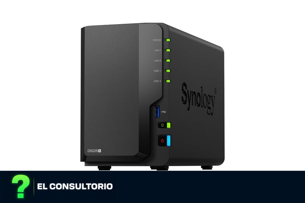 Un servidor NAS de aspecto moderno con luces LED azules parpadeando, sobre un escritorio limpio junto a un portátil.