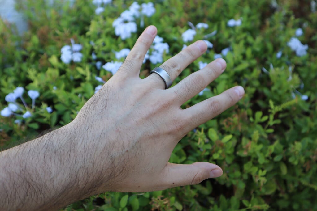 Un dedo con el anillo inteligente Samsung Galaxy Ring