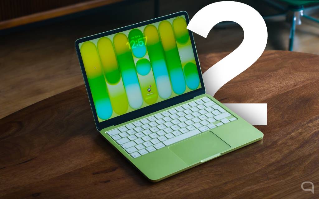 Un render futurista de un portátil MacBook de Apple con líneas limpias y un diseño minimalista, sobre un fondo abstracto de tonos azules y grises.