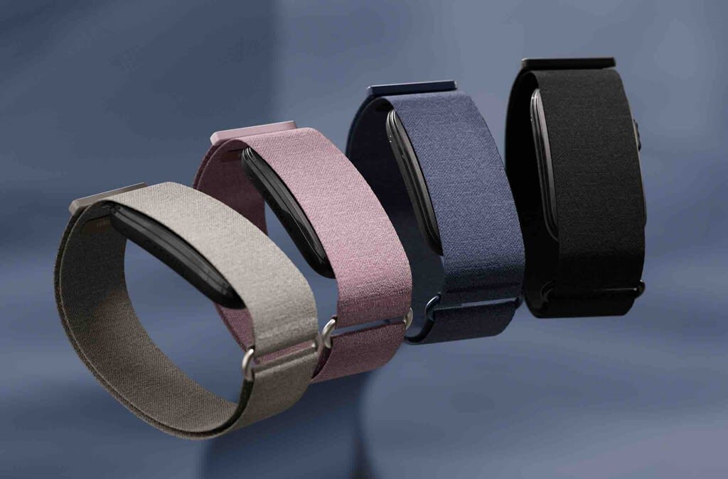 Garmin CIRQA pulsera de actividad sin pantalla en un entorno deportivo