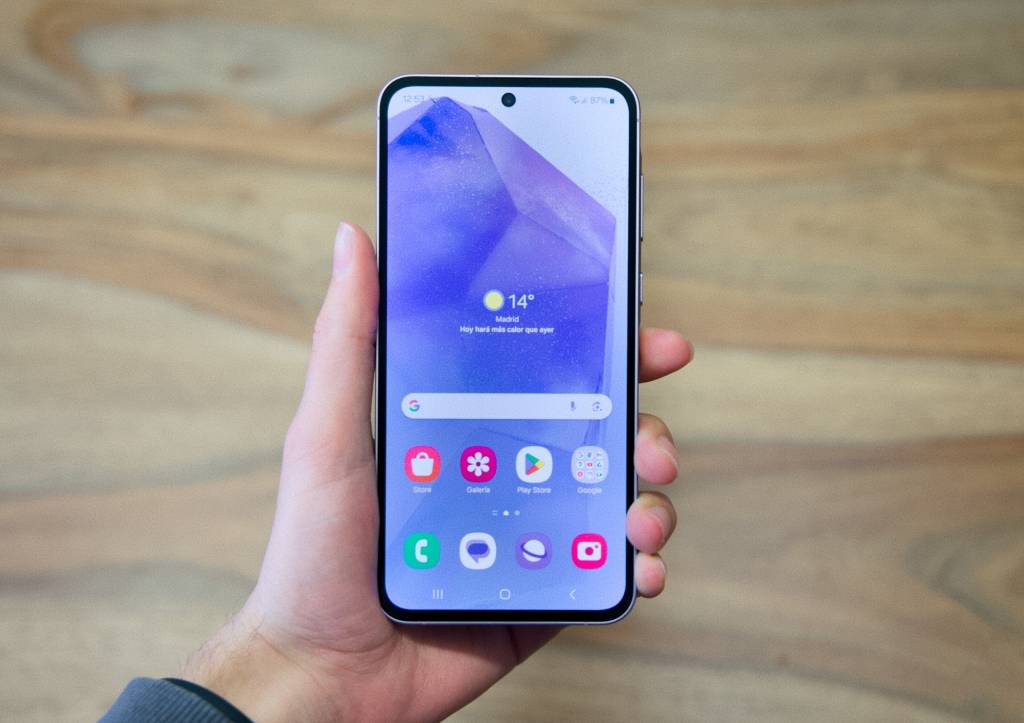 Persona usando un smartphone Android de pantalla grande con una sola mano, con un gesto de pulgar extendido.