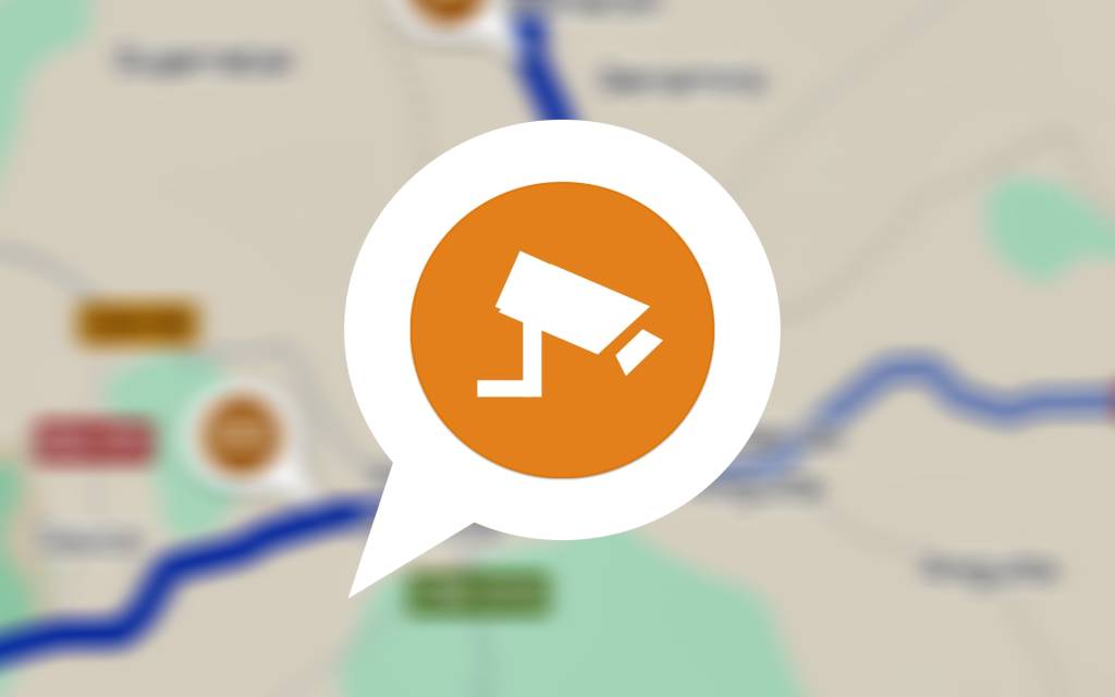 Vista aérea de una carretera española con un coche de navegación GPS en pantalla, indicando puntos de interés de radares de velocidad.