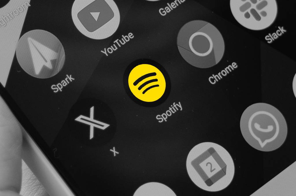 Smartphone mostrando la interfaz de Spotify con un mensaje de error.