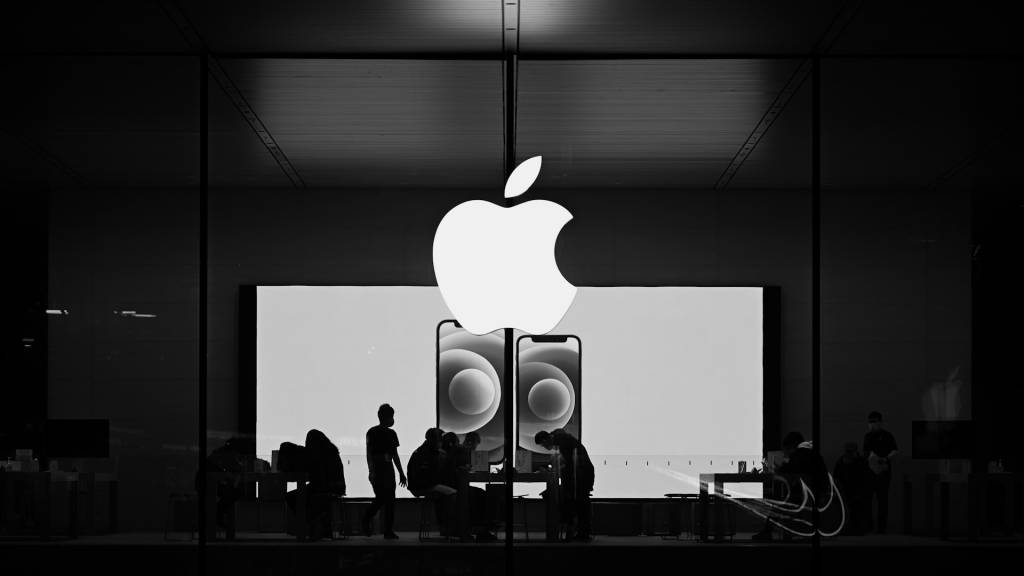 Imagen conceptual de un cerebro de IA con elementos de Apple y OpenAI interactuando.