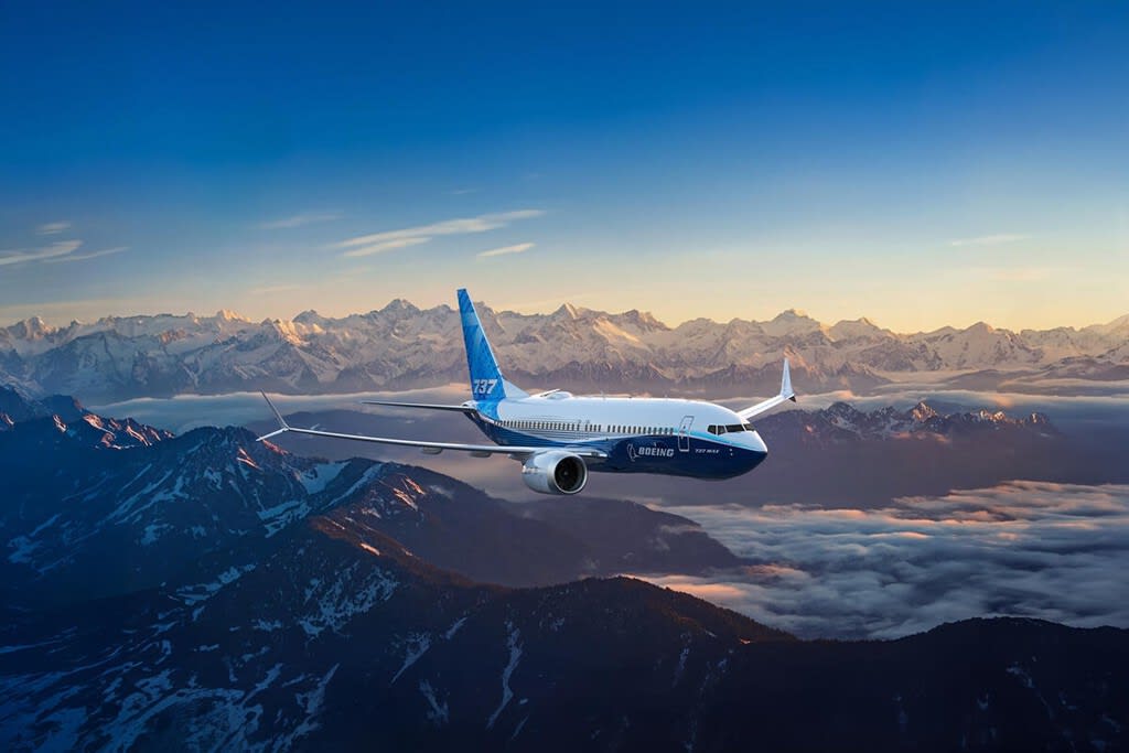 Un avión Boeing 737 MAX 7 en la pista de un aeropuerto, listo para el despegue.