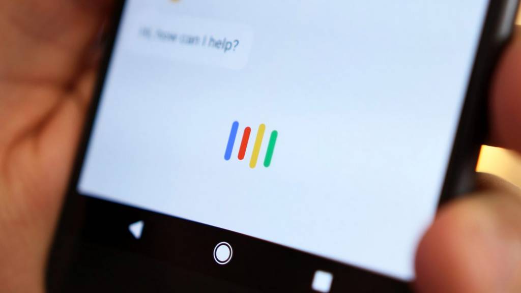 Smartphone Android mostrando la interfaz de Google Gemini reemplazando al Asistente de Google.