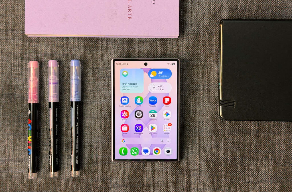 Samsung Galaxy Z Fold8 desplegado mostrando su pantalla principal