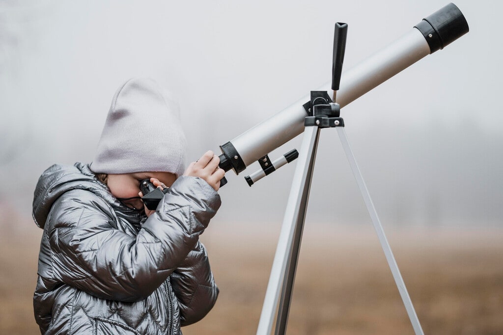 Telescopio solar apuntando al cielo durante un eclipse.