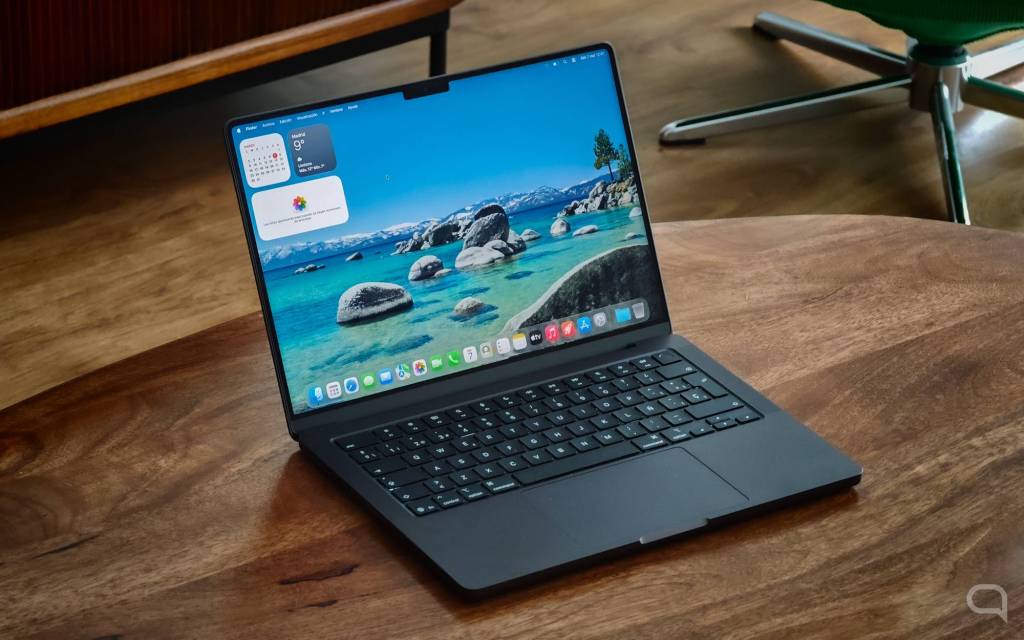 Un icono de Apple actualizado sobre un fondo abstracto que representa la seguridad digital.