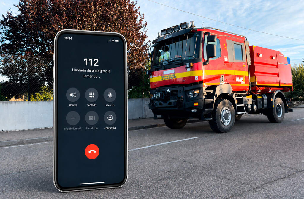 Un primer plano de un smartphone mostrando la pantalla de llamada al 112, con un fondo ligeramente desenfocado de personal de emergencias en acción.