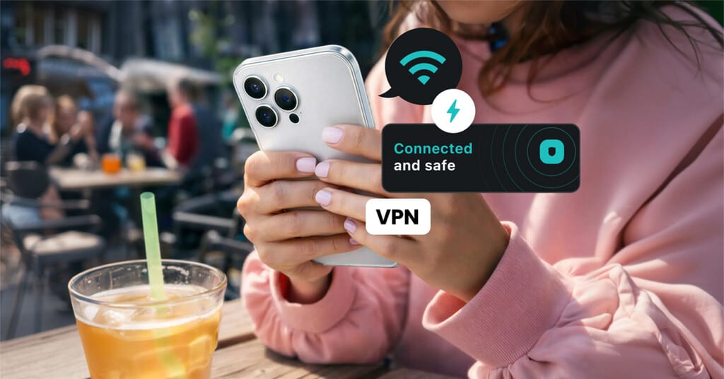 Persona utilizando un portátil en una cafetería con un candado digital superpuesto, simbolizando la seguridad de una VPN.