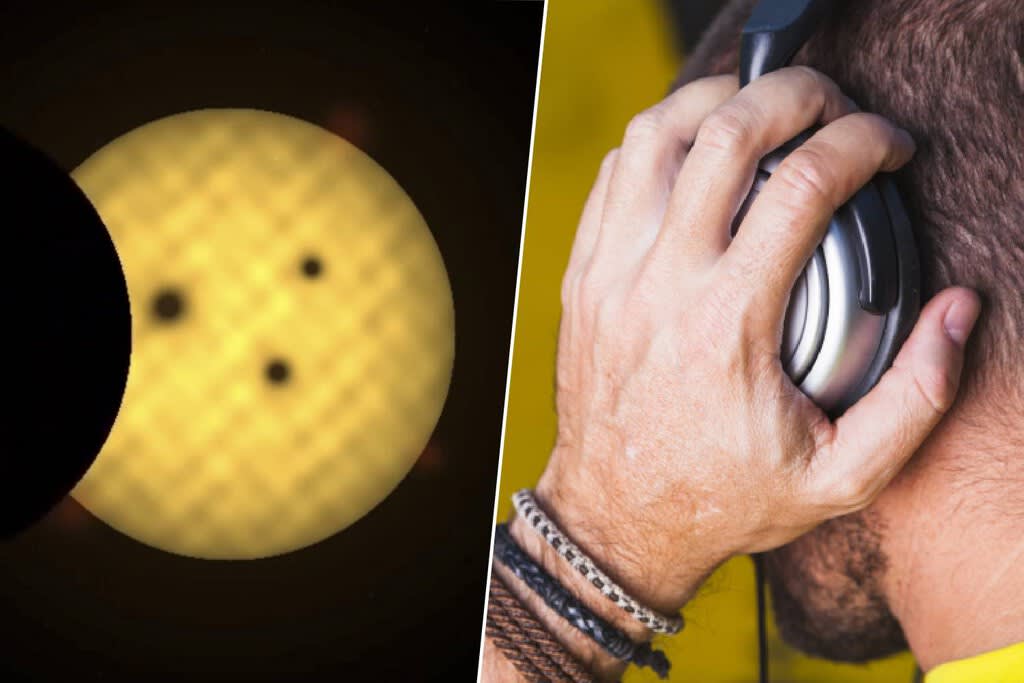 Un científico presentando una interfaz de sonificación con gráficos de ondas sonoras en una pantalla, simbolizando la traducción de datos astronómicos en audio.