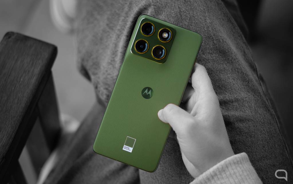 Un smartphone Motorola mostrando la notificación de actualización de Android 17.