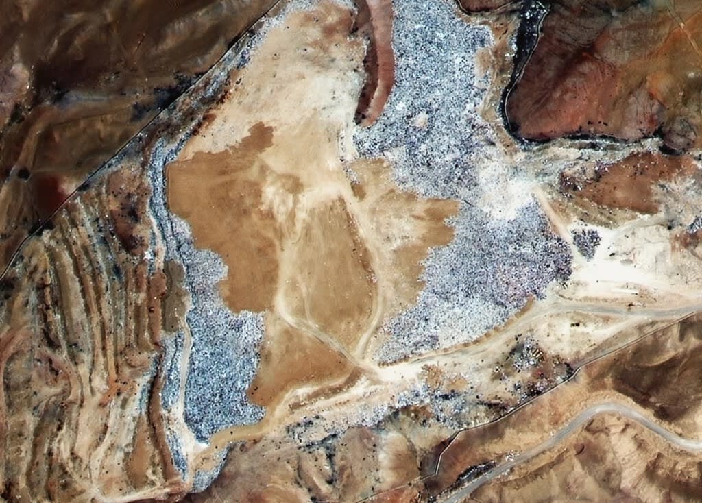Montaña de ropa desechada en el desierto de Atacama, visible desde el espacio.