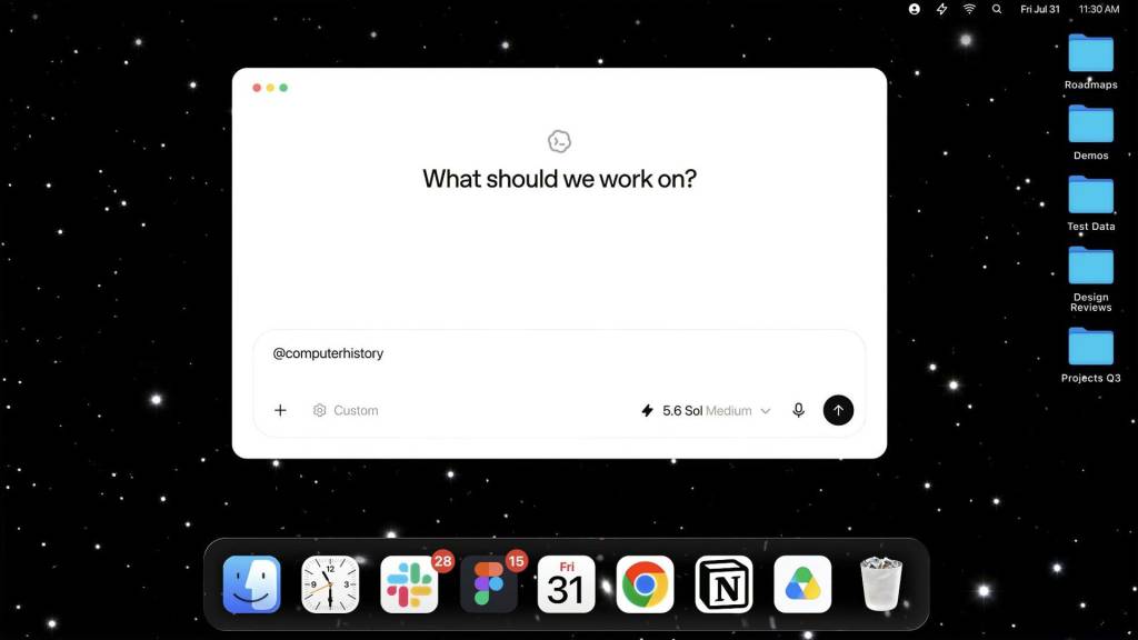 Imagen conceptual de un ordenador Mac con interfaces superpuestas de ChatGPT y Windows 11, simbolizando la integración de funciones y posibles preocupaciones de privacidad.