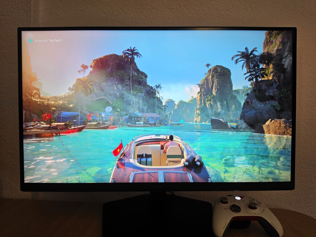 Monitor Samsung Odyssey G8 G80HF en un escritorio moderno, mostrando tanto contenido de trabajo como de juego.