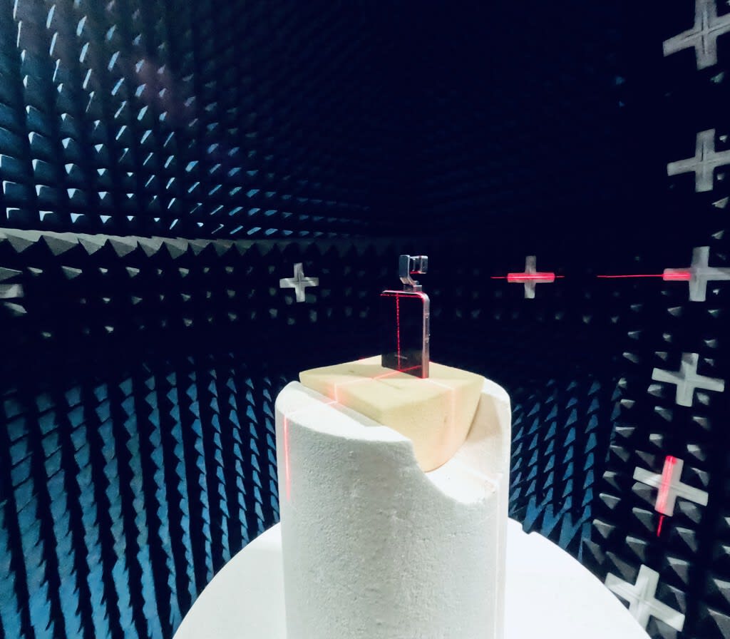 Un smartphone Honor futurista con un brazo robótico desplegado, capturando una imagen con estabilidad.