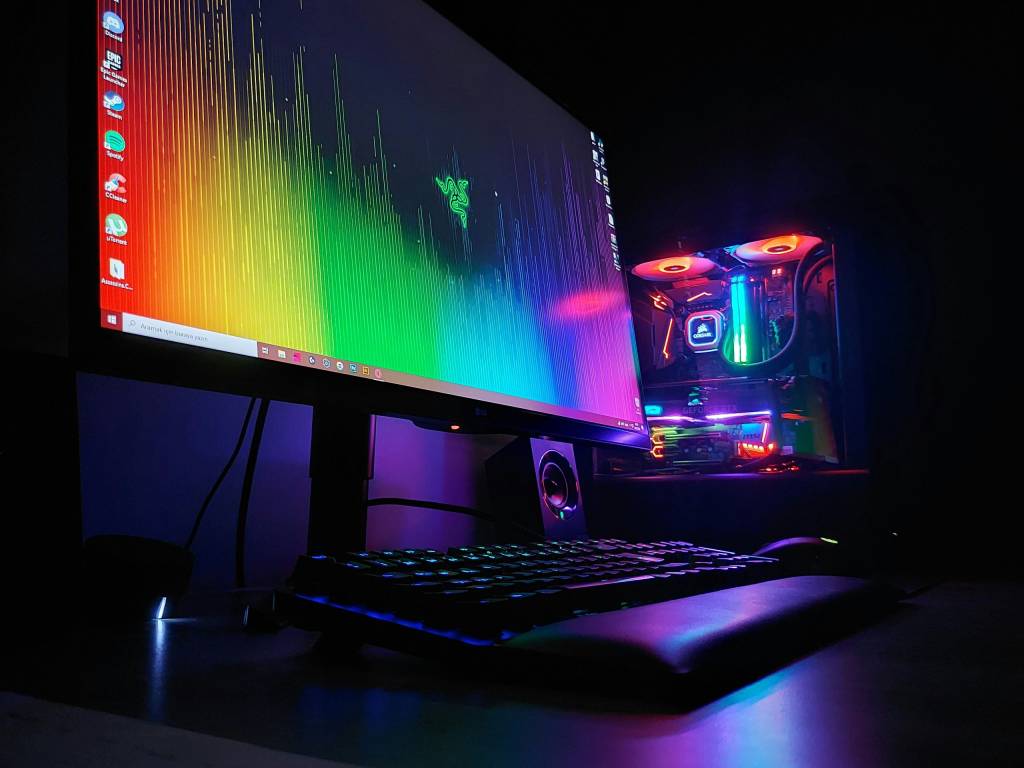 Un monitor de ordenador moderno mostrando una interfaz de software con un icono de escudo, simbolizando la seguridad.