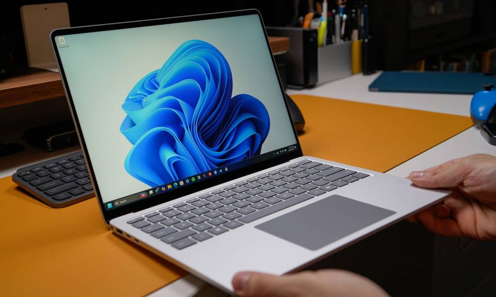 Una imagen abstracta que representa un escudo digital con el logo de Windows 11 integrado, simbolizando la seguridad reforzada.