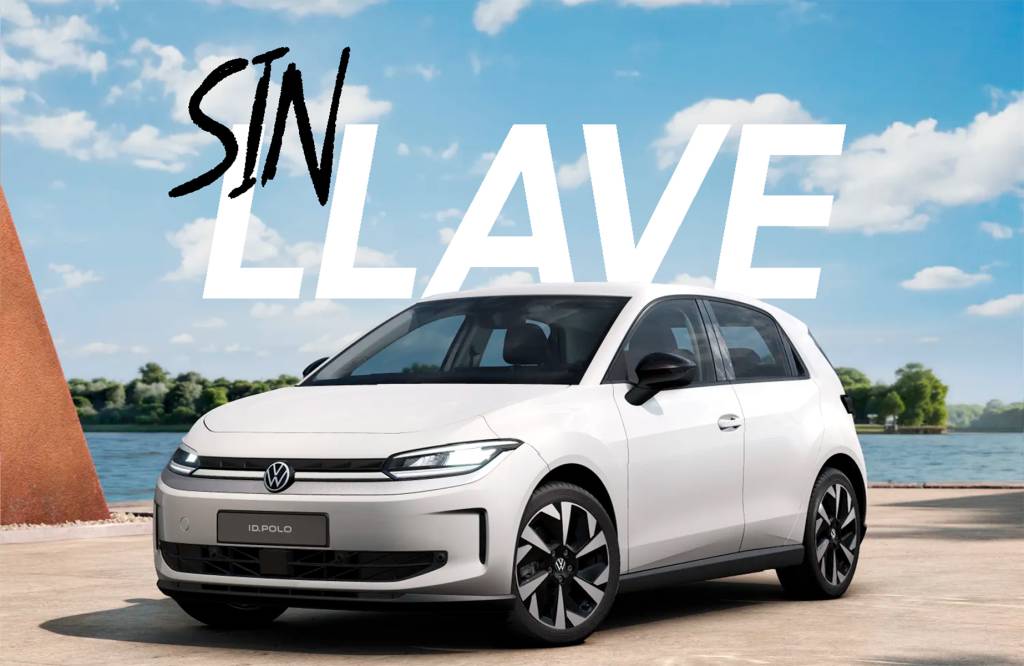 Un smartphone Samsung mostrando una interfaz de control de vehículo Volkswagen, con un coche moderno de fondo.