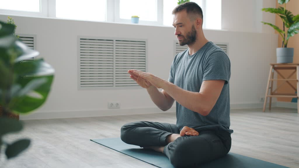 Persona meditando tranquilamente al amanecer con luz suave