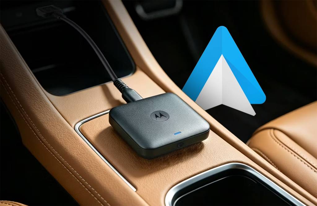 Un coche moderno con un smartphone conectado de forma inalámbrica a su sistema de infoentretenimiento.