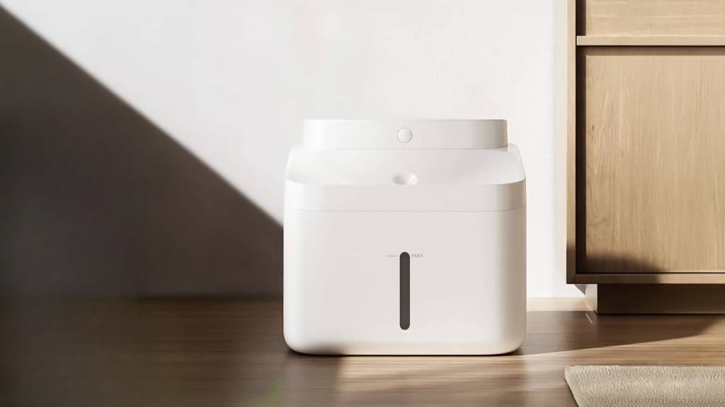 Un bebedero inteligente para mascotas de Xiaomi en un entorno doméstico moderno.