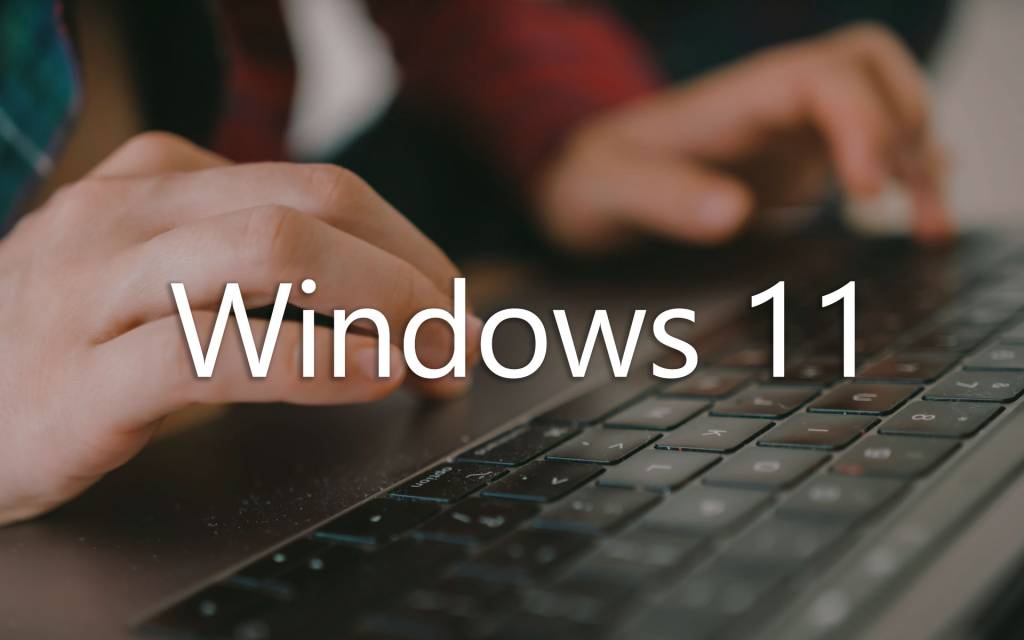 Una captura de pantalla estilizada del nuevo menú contextual de Windows 11 mostrando opciones simplificadas junto al icono del Explorador de Archivos.