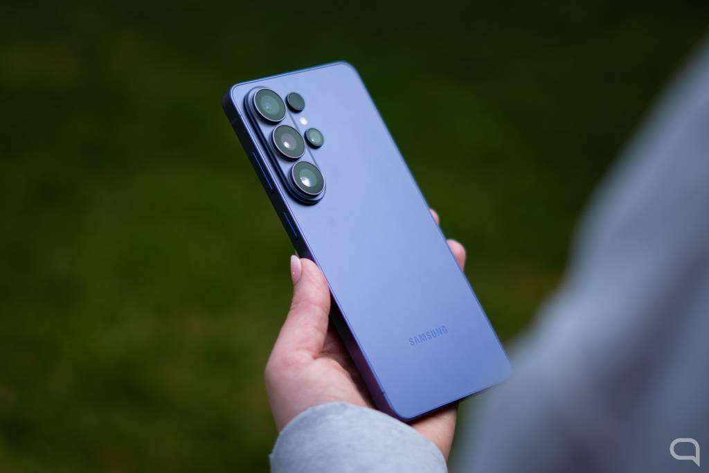 Representación conceptual de un smartphone Samsung Galaxy S27 Ultra con un diseño moderno y elegante, destacando sus bordes y pantalla.