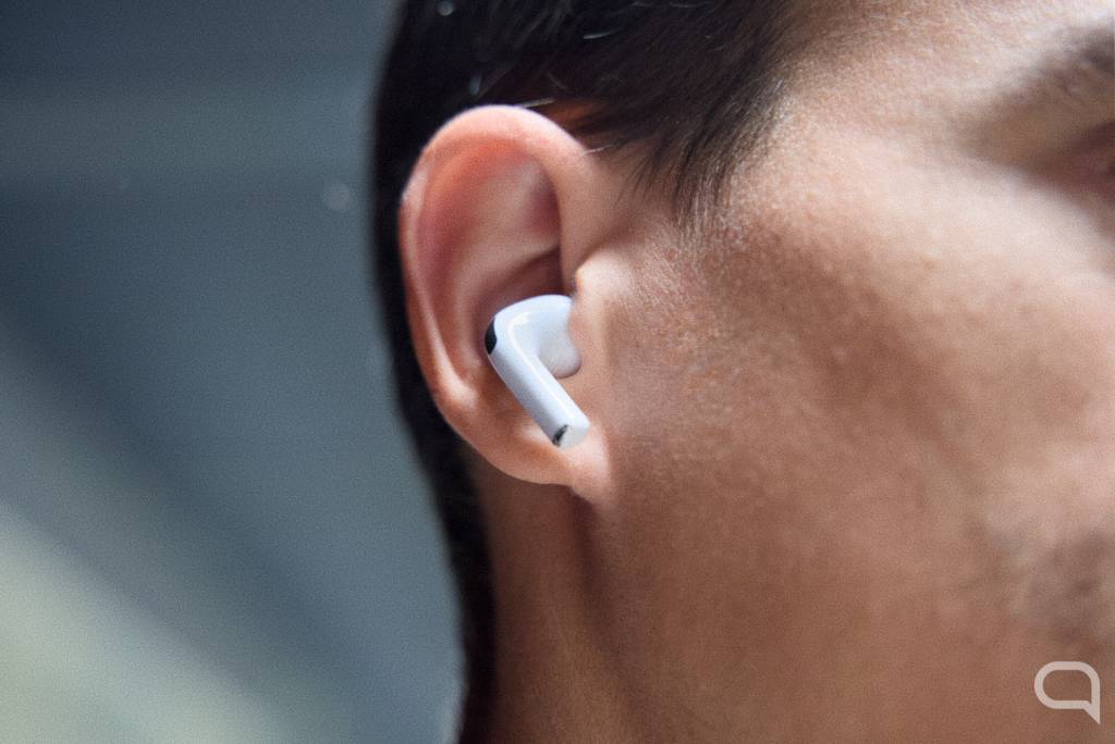 Imagen conceptual de los futuros AirPods de Apple, destacando su diseño elegante y minimalista sin elementos visuales externos.