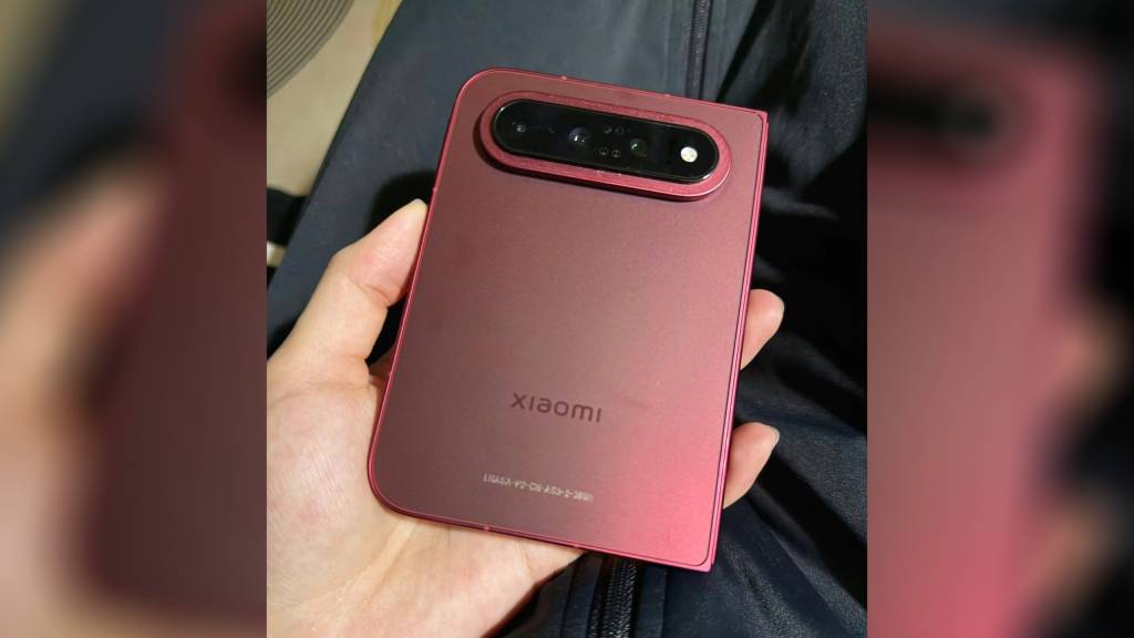 Un smartphone plegable Xiaomi 18 Fold con su pantalla desplegada, mostrando un diseño futurista y elegante, con un fondo tecnológico abstracto.