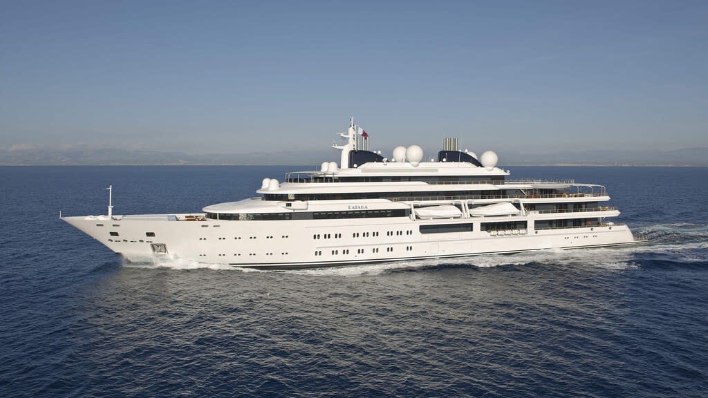 Un lujoso superyate navega en el mar Mediterráneo al atardecer.