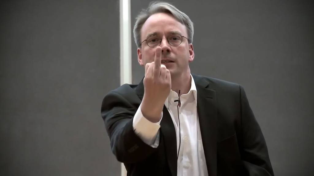 Linus Torvalds trabajando en un ordenador con gráficos abstractos de IA superpuestos