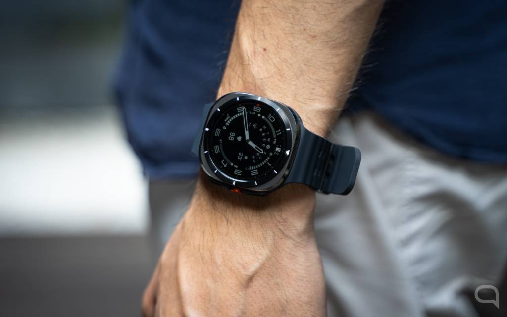 Un Samsung Galaxy Watch mostrando una alerta de reinicio en su pantalla.