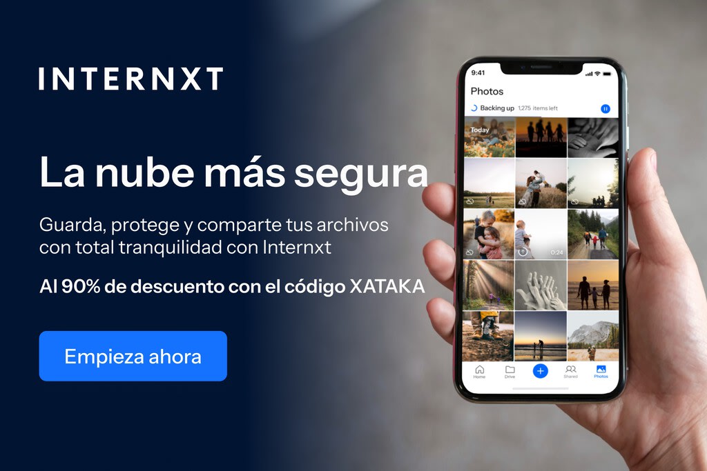 Imagen conceptual de un escudo protegiendo datos digitales en la nube