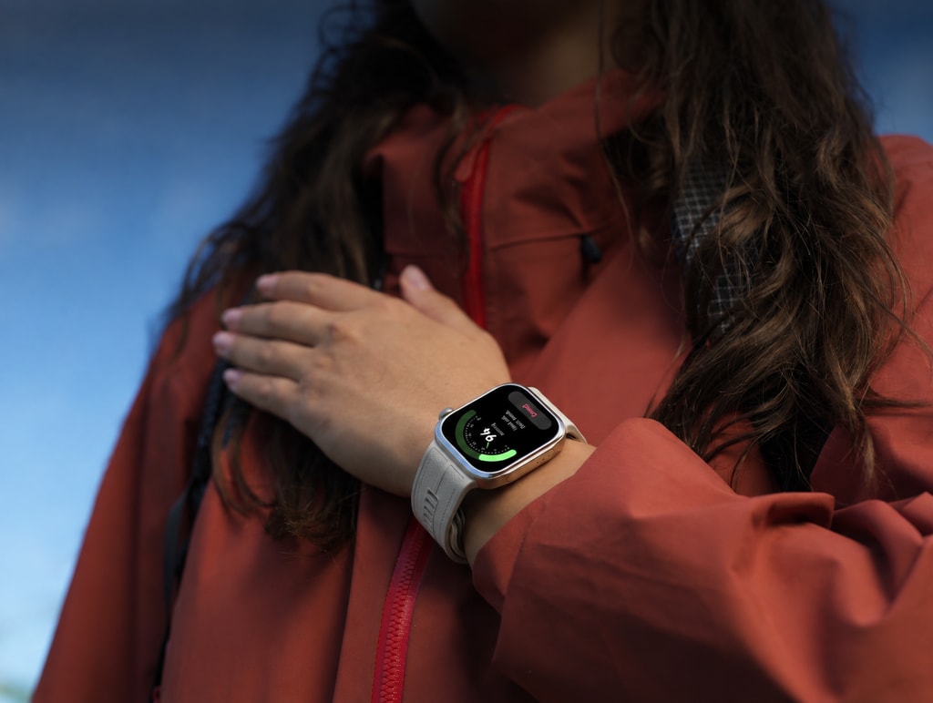 Huawei Watch D3 en una muñeca, mostrando su pantalla con datos de presión arterial durante el ejercicio.
