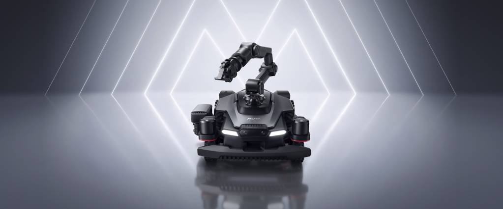 Robot cortacésped con brazo robótico recogiendo fruta en un jardín